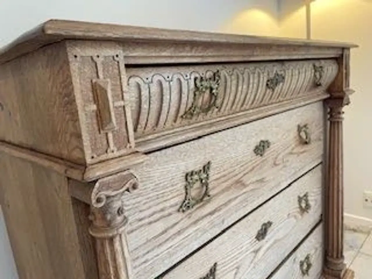 Billede 4 - Velholdt antik kommode i egetræ