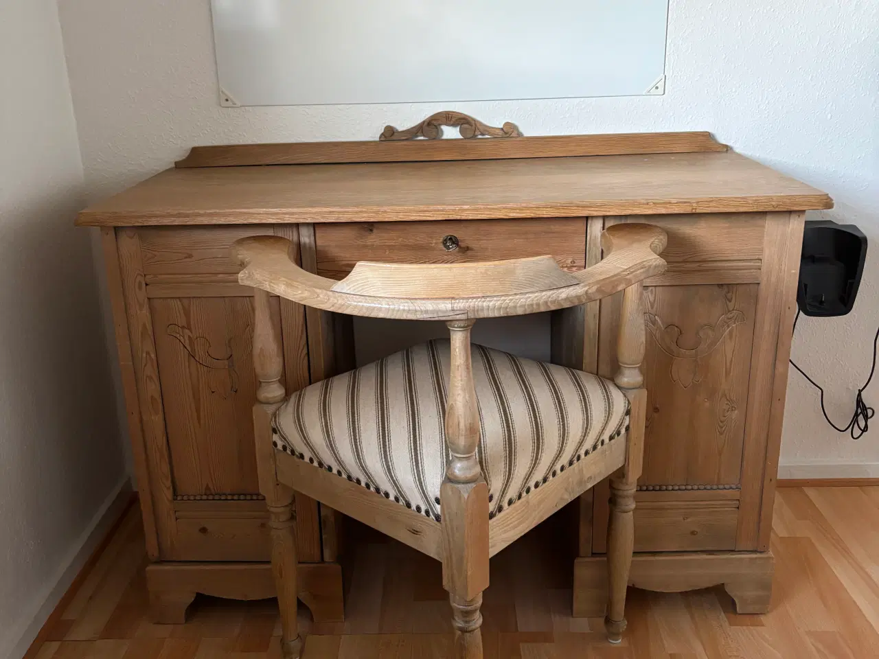 Billede 1 - Antik skrivebord og stol i afsyret eg