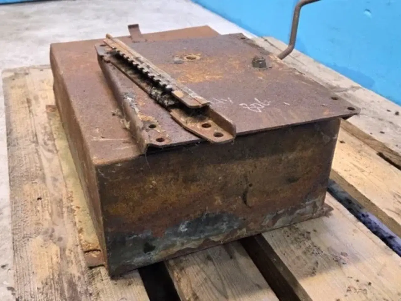 Billede 14 - Hydrema 806 Værktøjskasse Under Sædet 382194