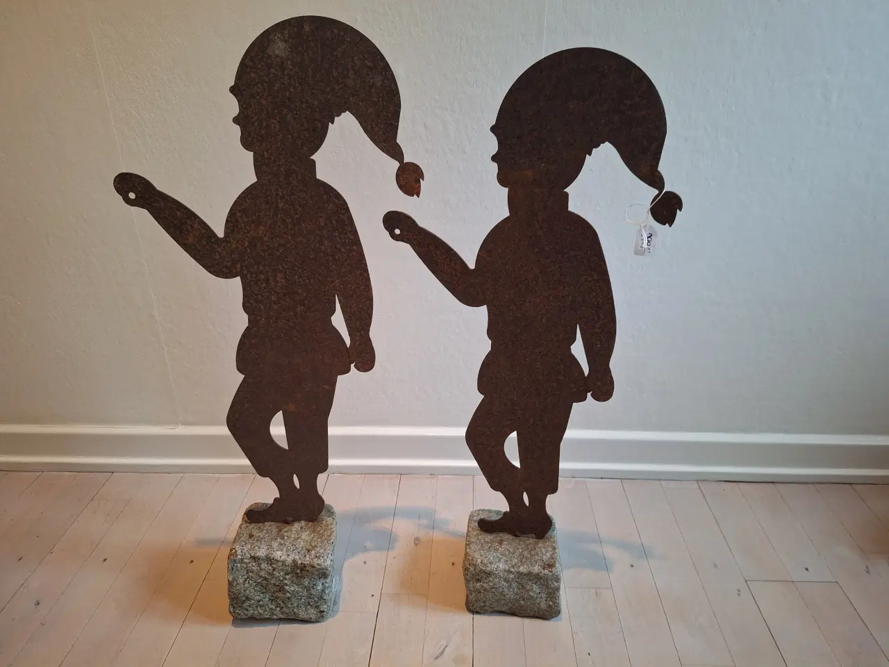 Billede 1 - 2 julenisser på stenfod. 