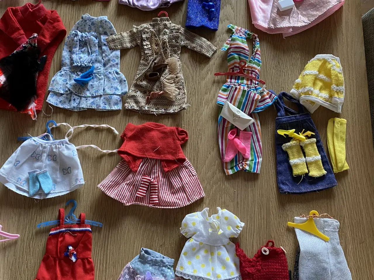 Billede 13 - Barbie dukker med tøj