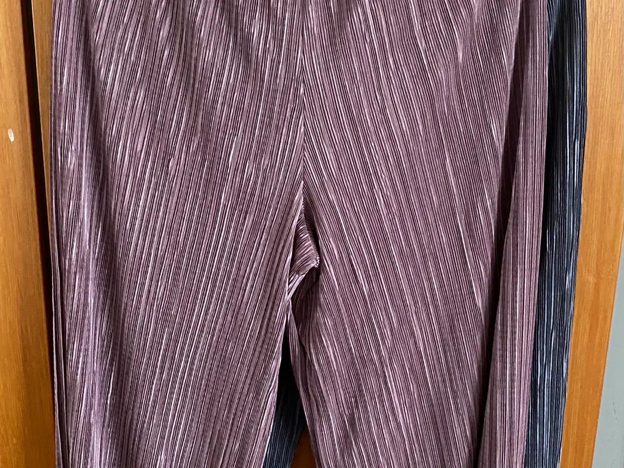 Billede 3 - To par krinklet bukser i str. L fra Zara
