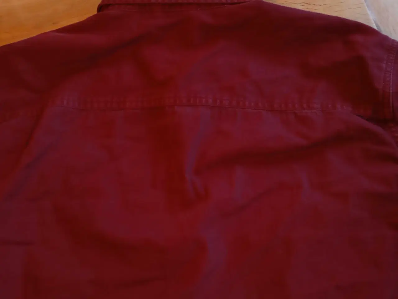 Billede 4 - Bordeaux skjorte med trykknapper 