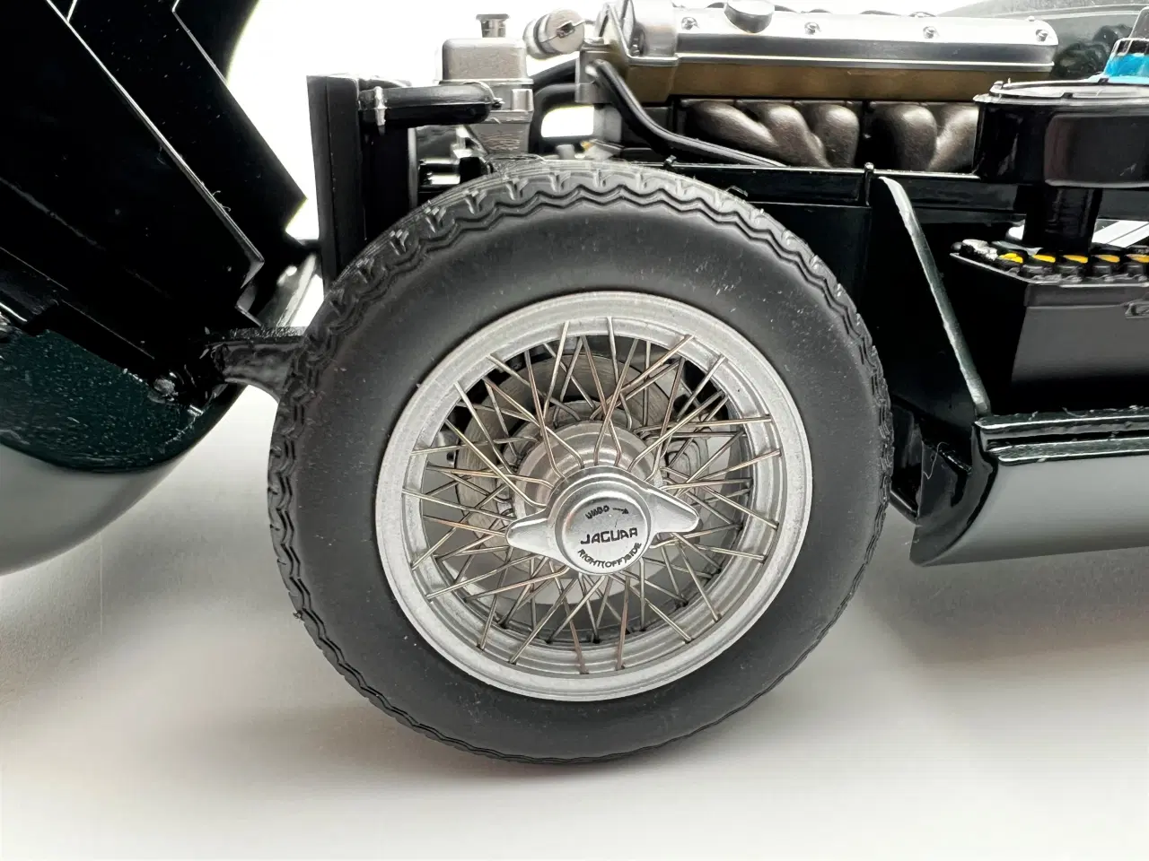 Billede 10 - AUTOart - 1961 Jaguar E-Type Roadster 3,8 - 1:18