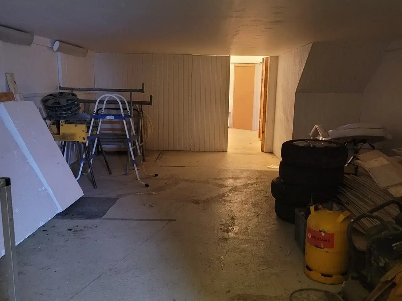 Billede 4 - Hal højt til loft