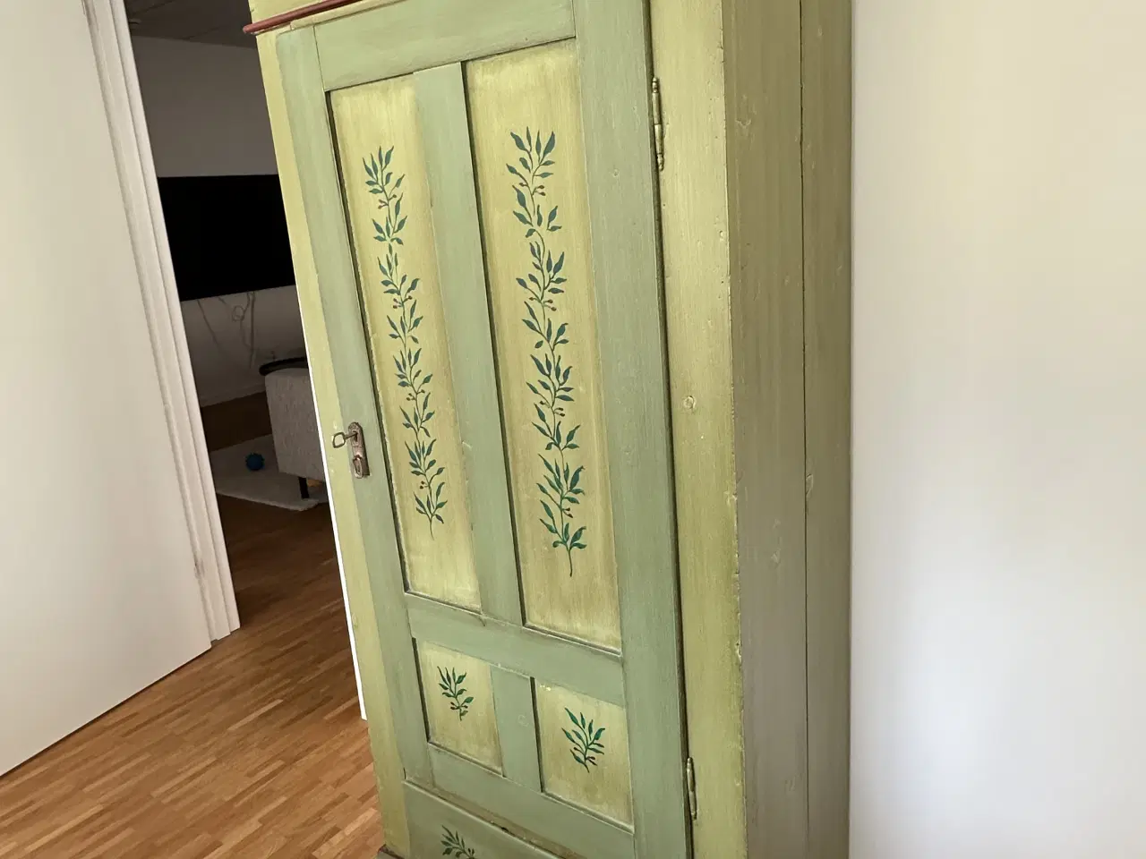 Billede 2 - Flot malet karlekammerskab 