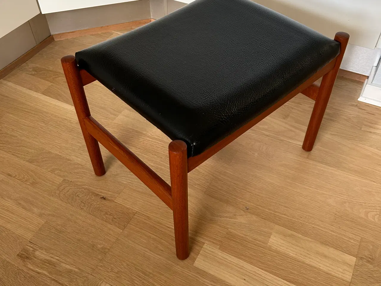 Billede 3 - Taburet teak med sort læder sæde