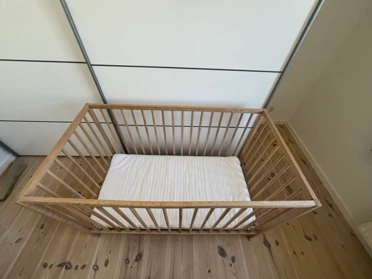 Billede 1 - Tremmeseng med madres og madresbeskytter 