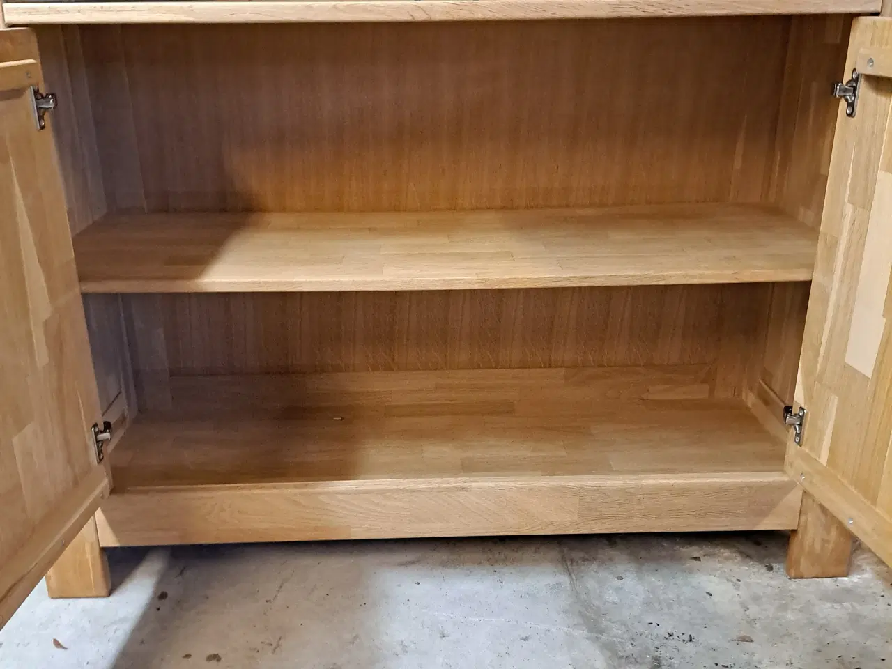 Billede 8 - Skænk, vitrine skab og tv.bord.