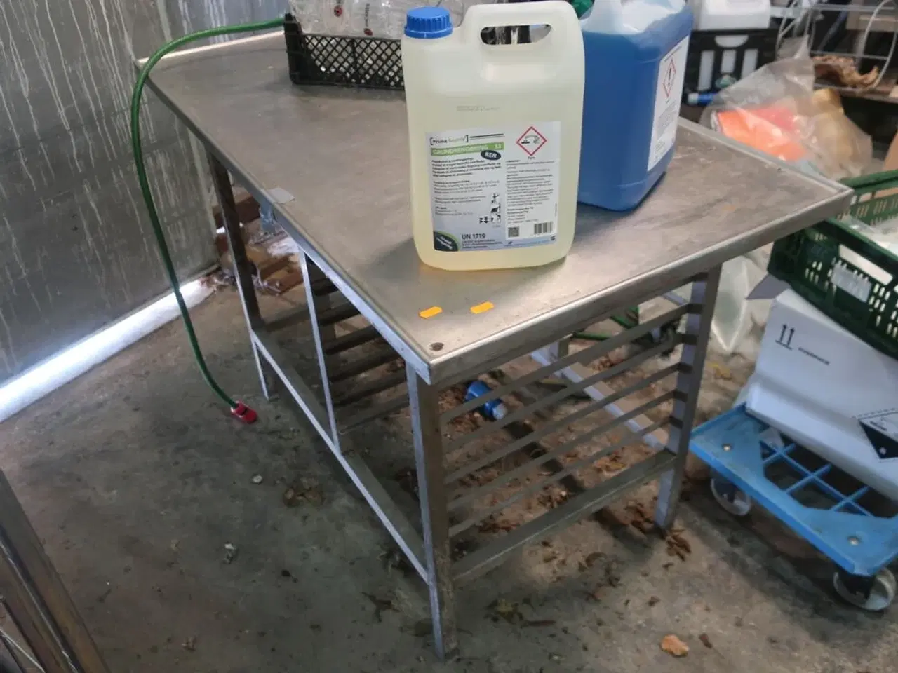 Billede 1 - Rustfrit bord med indhold