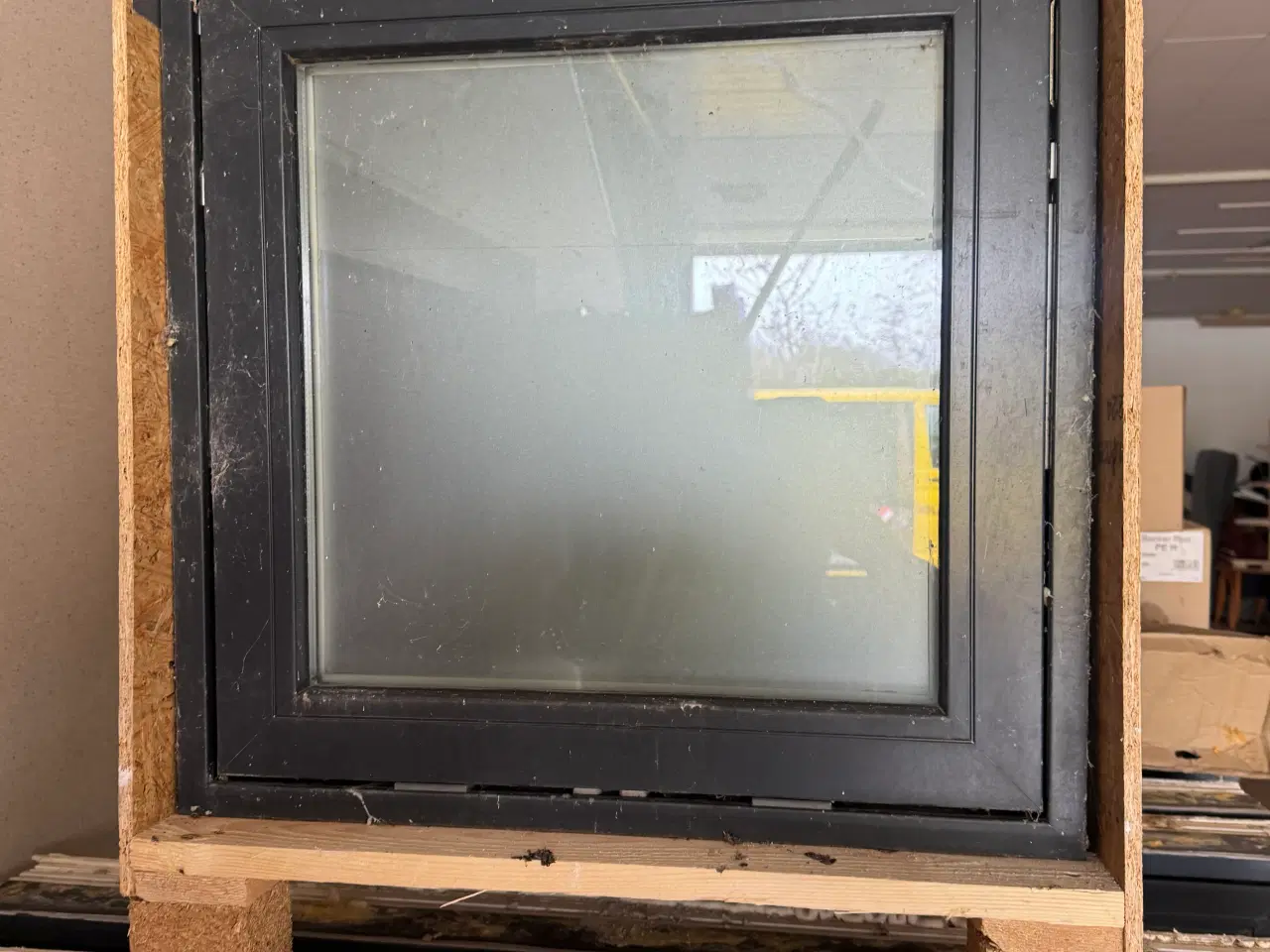 Billede 1 - Lille træ Alu vindue topstyret med mat glas