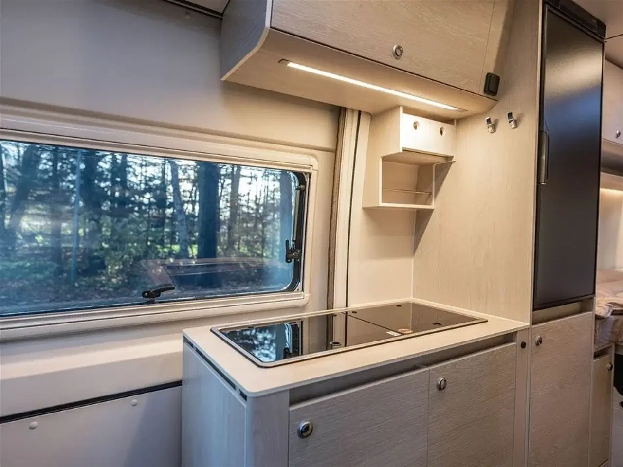 Billede 12 - 2026 - Tourne 6.4 Cruise aut. gear - Black   Den originale Tourne med langsgående senge