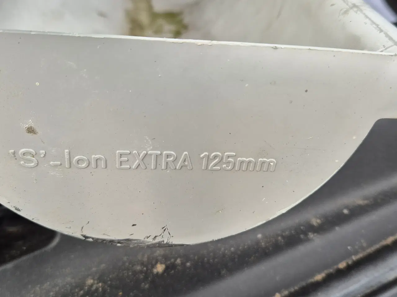 Billede 2 - Købes. Tagrende  I plast , 2 m. Med hjørne stykke.