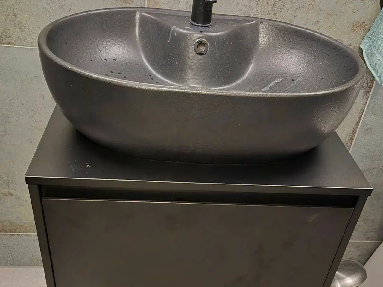 Billede 2 - Sort badeværelsesmøbel med håndvast