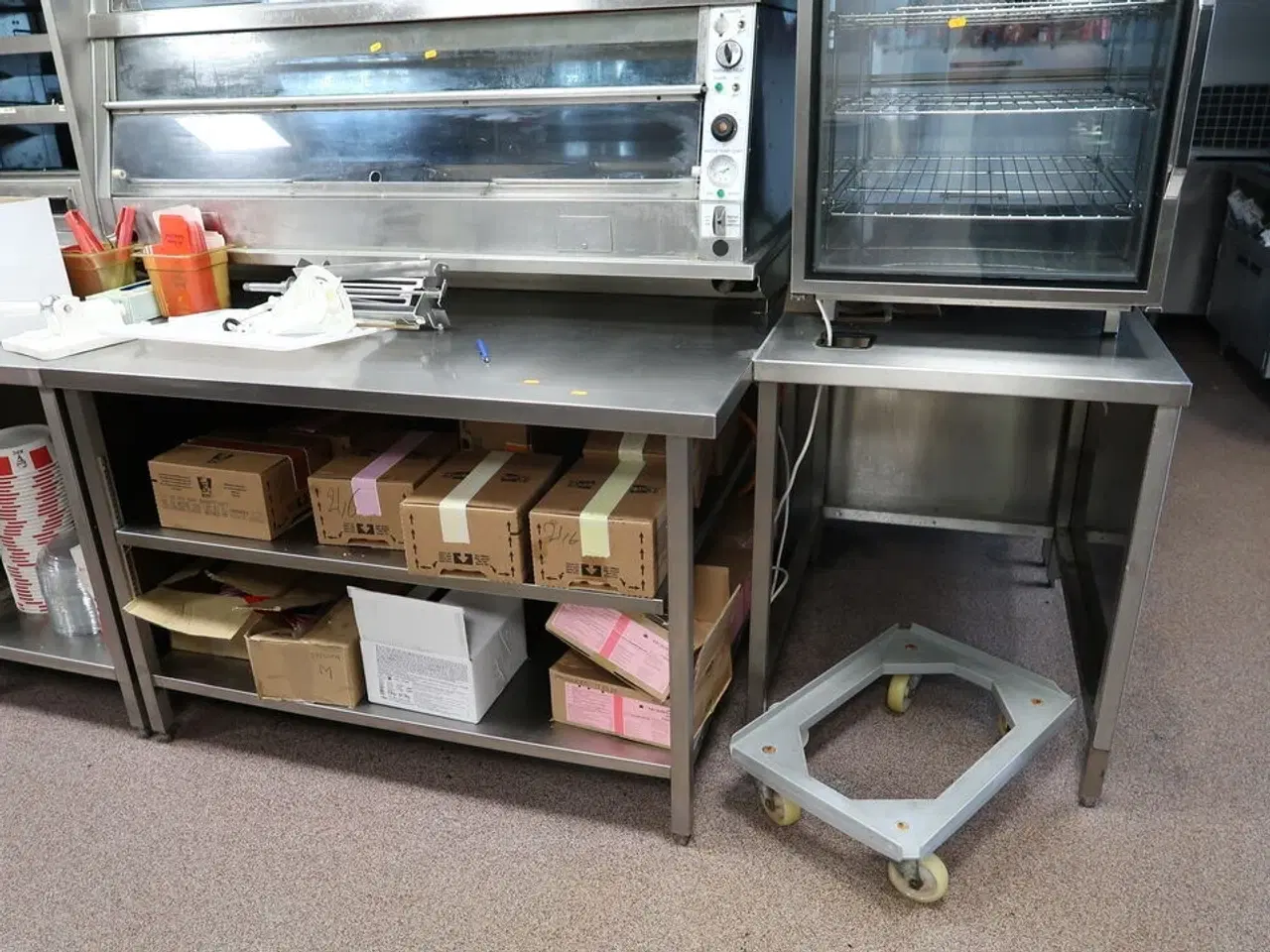 Billede 1 - Rustfri stålbord med indhold (transfer bin og varmeskab medfølger ikke)