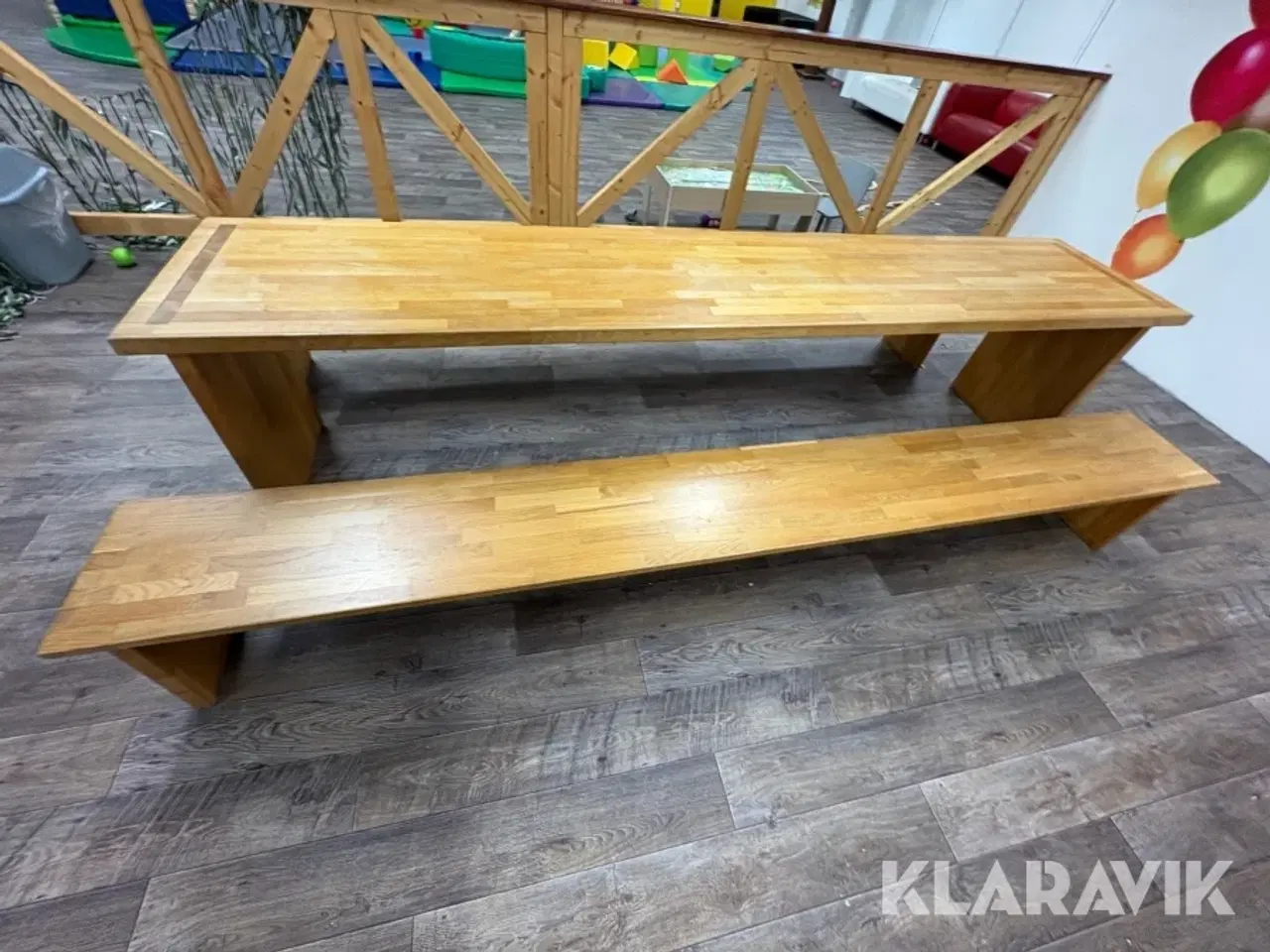 Billede 10 - Bordebænkesæt og indhegning