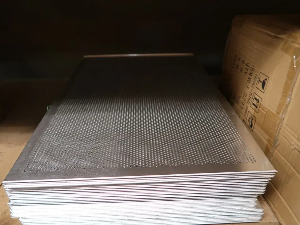 Billede 2 - 5 stk. Bageplade L600 x B400 mm perforeret m/ 2 buk - Restlager