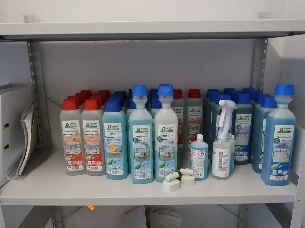 Billede 2 - 3 fag lagerreoler med div. Rengøringsmidler, rengøringsartikler m.m.