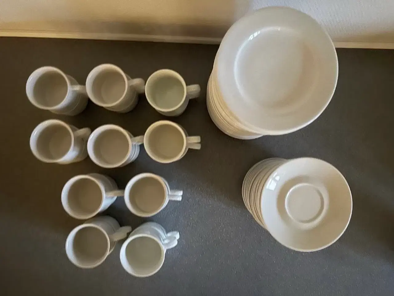 Billede 3 - Studio. Hvidt stel bestående af kopper/tallerkner