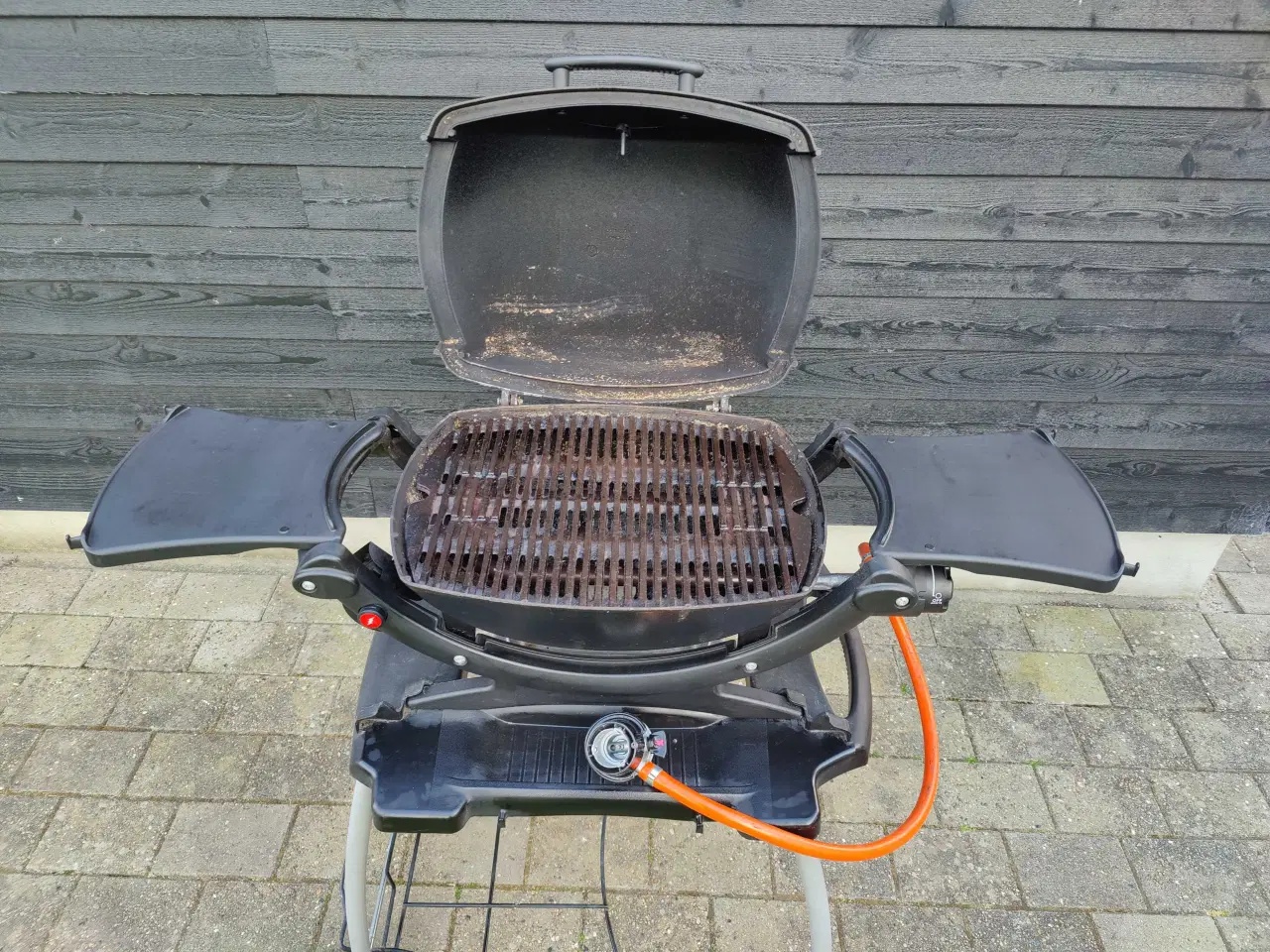 Billede 2 - Weber Q1200 gasgrill med højt låg og termometer.