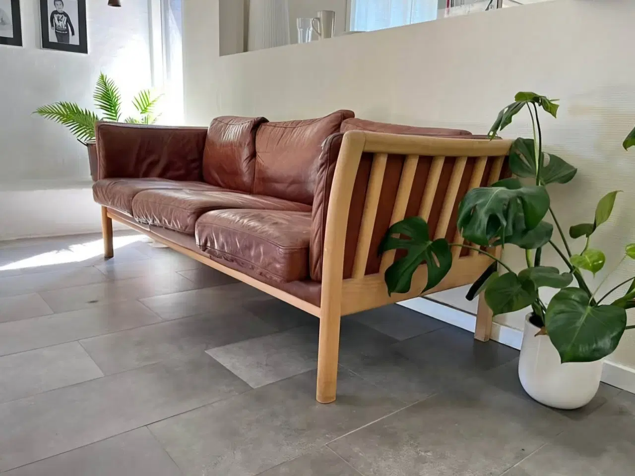 Billede 1 - Flot 3-personers tremmesofa i cognacfarvet læder