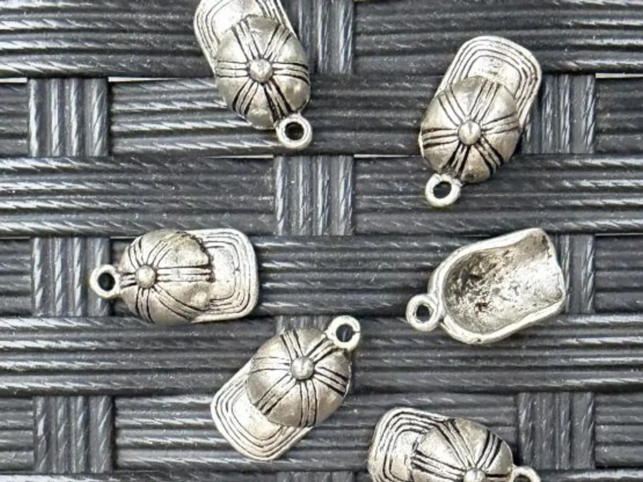 Billede 2 - Baseballkasket - charms til smykker