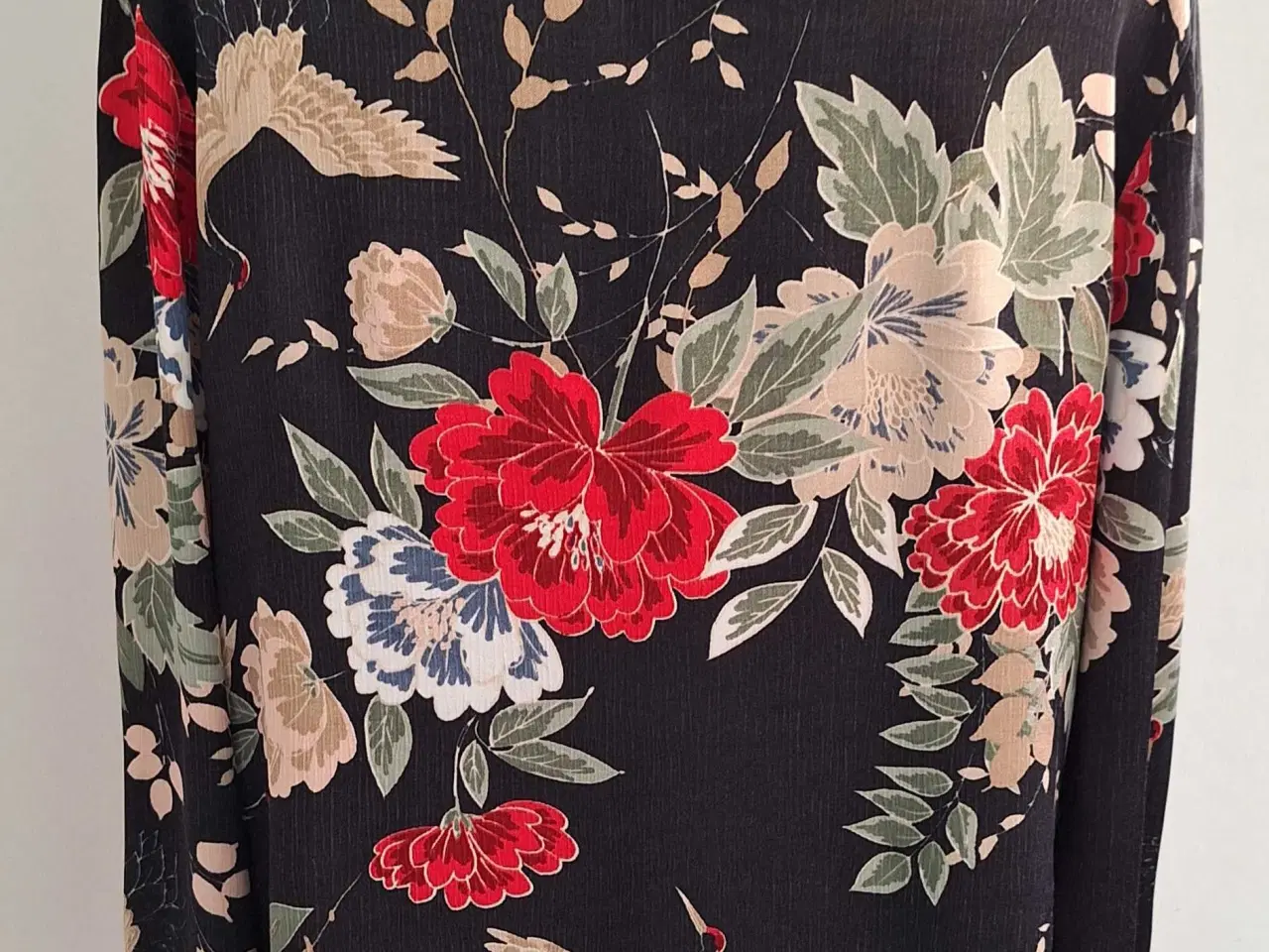 Billede 3 - Smuk bluse med traner og blomster