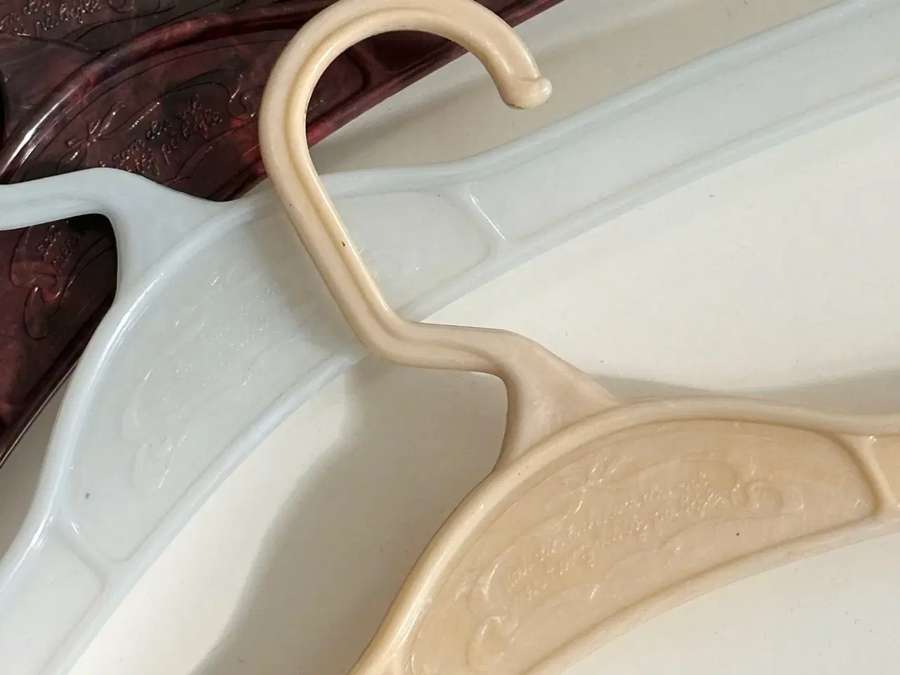 Billede 4 - Retro plastikbøjler, ass. farver, 7 stk samlet