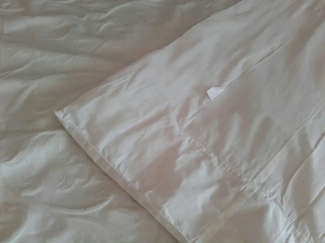 Billede 7 - Dug /sengetæppe i creme m flotte mønstre