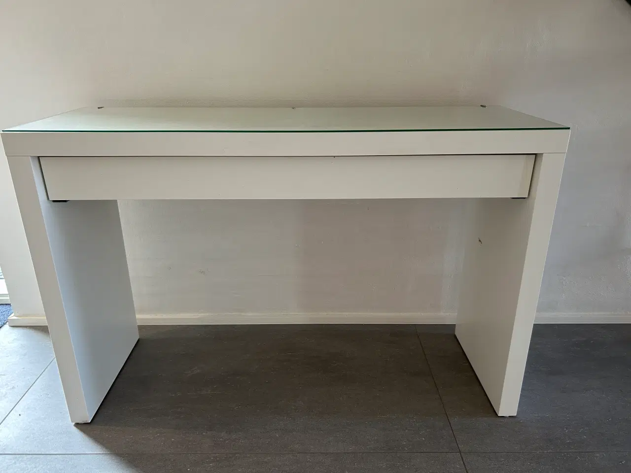 Billede 4 - Ikea Malm sminkebord med glasplade