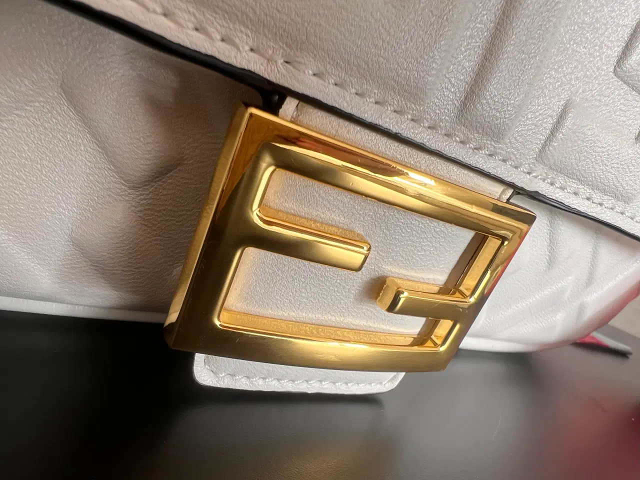 Billede 11 - Flot hvid fendi baguette taske. 