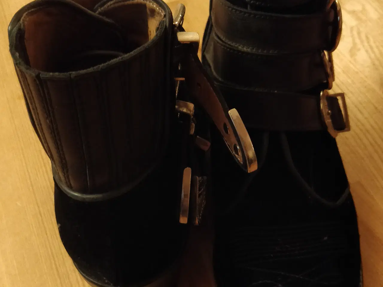 Billede 4 - Fede støvletter i velour og læder