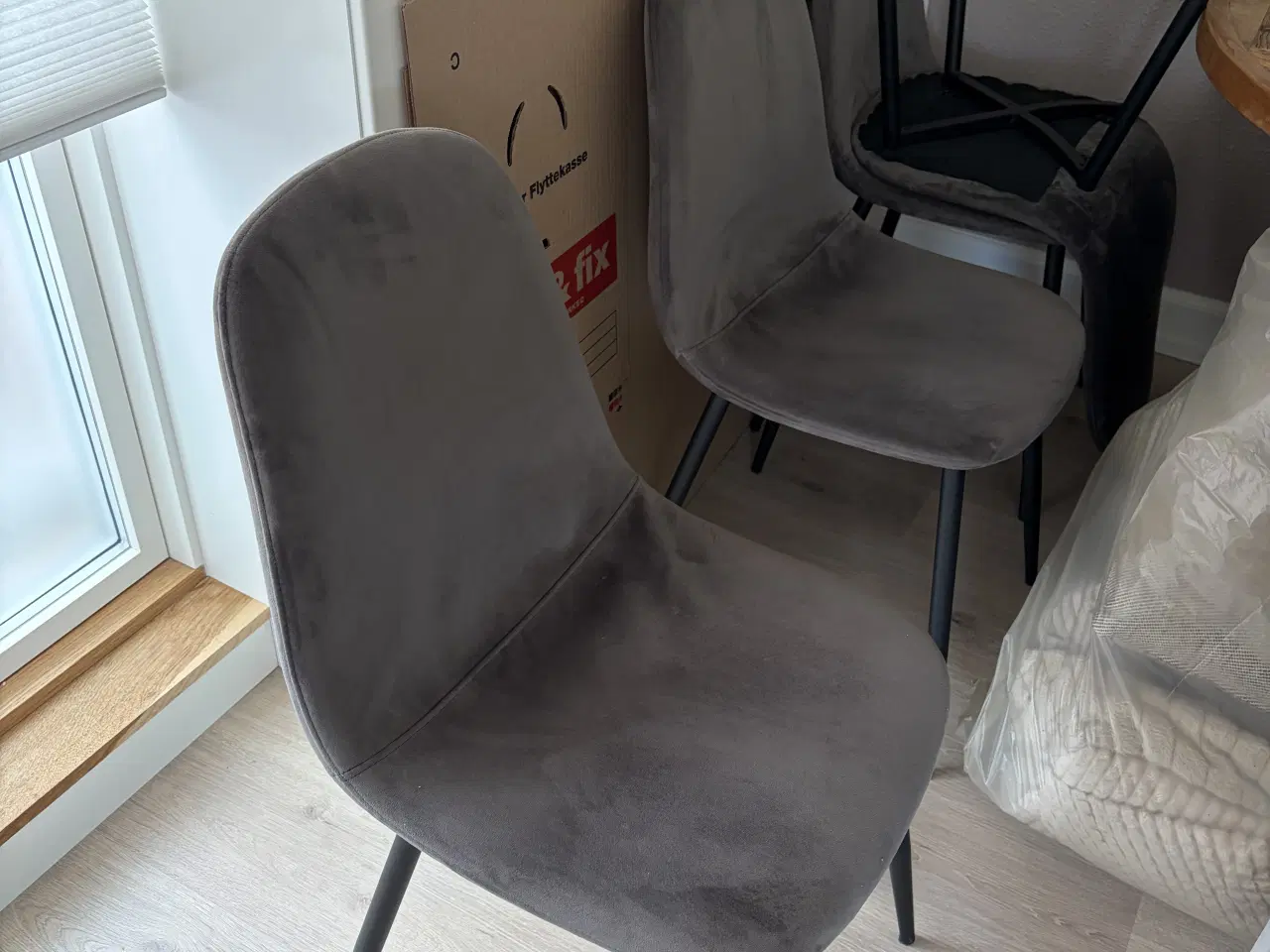 Billede 1 - 4 velour spisebordstole- sælges samlet. 