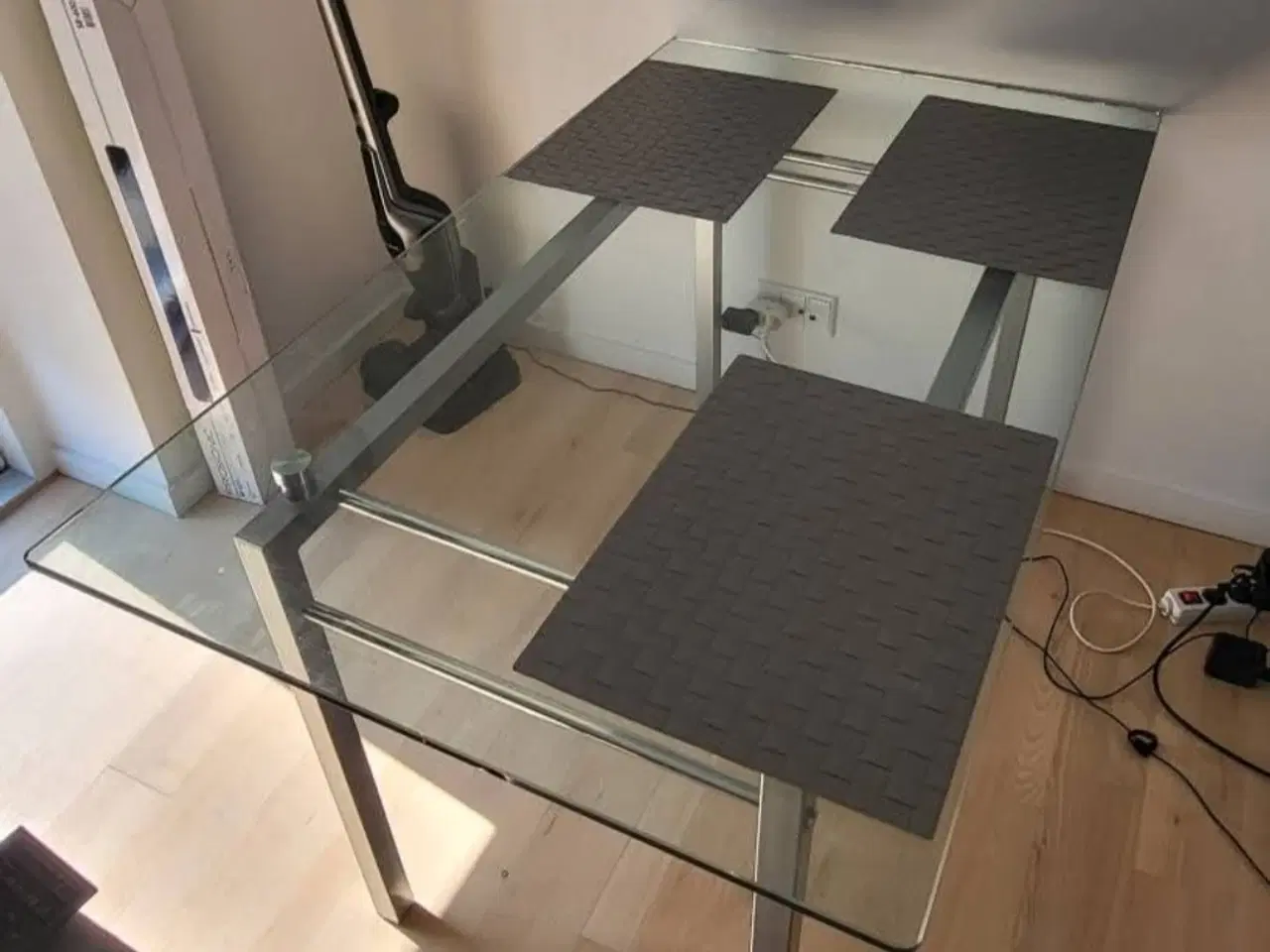 Billede 5 - Spisebord med glasplade