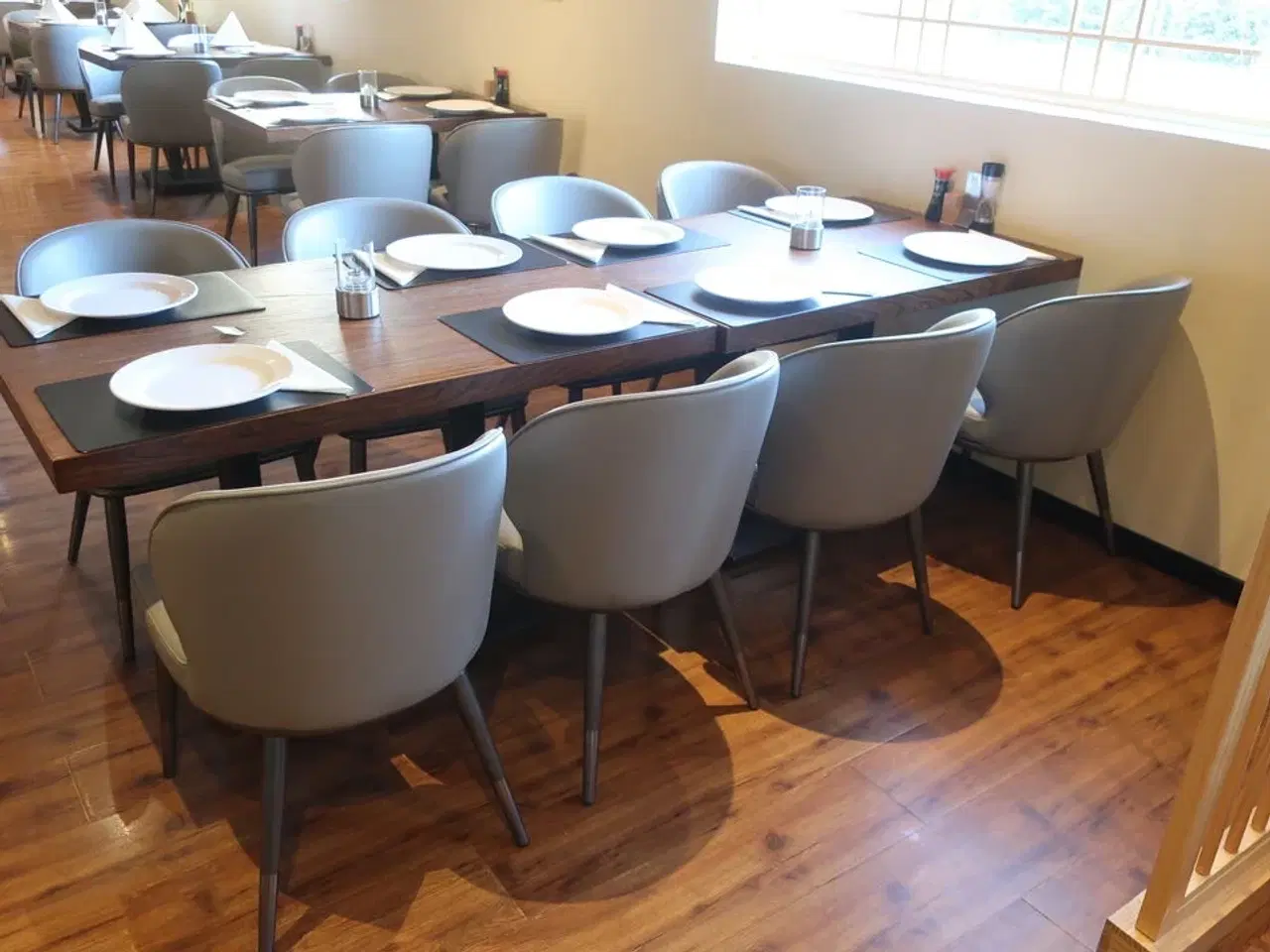 Billede 2 - 2 borde og 8 nye stole