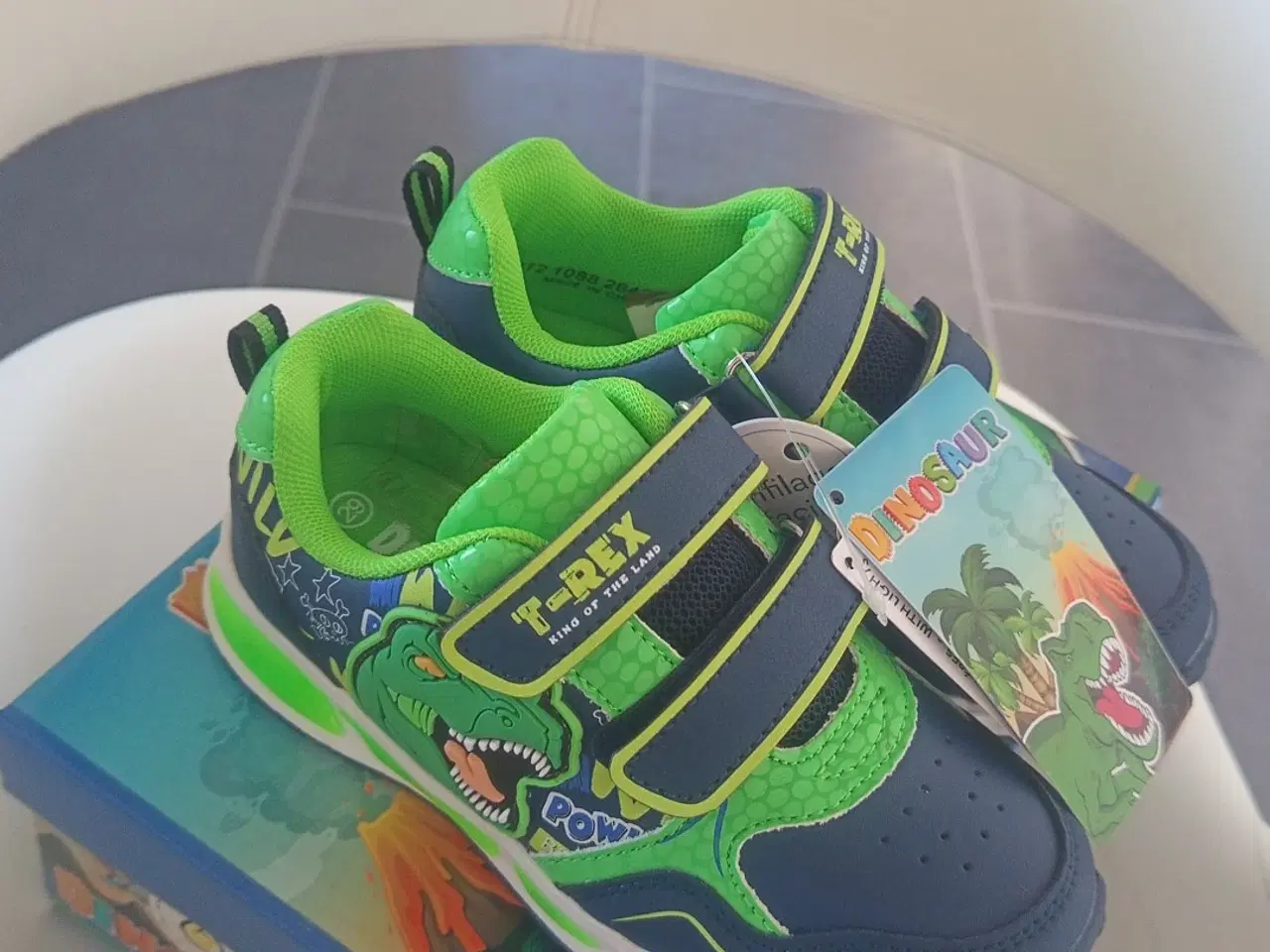 Billede 3 - T-rex sko med lys 