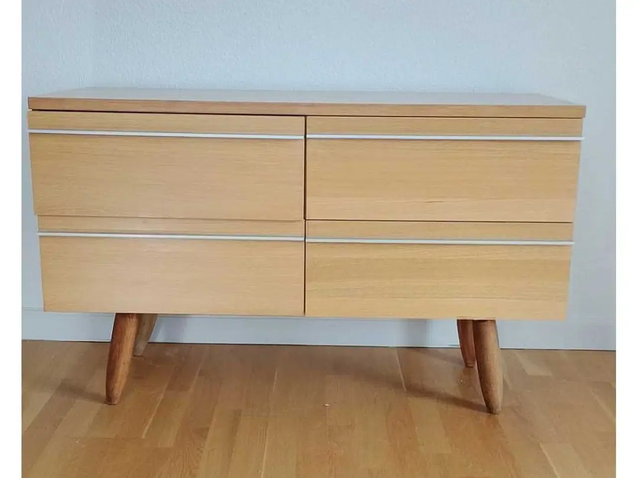 Billede 1 - Elegant og velholdt egetræs skænk sælges 