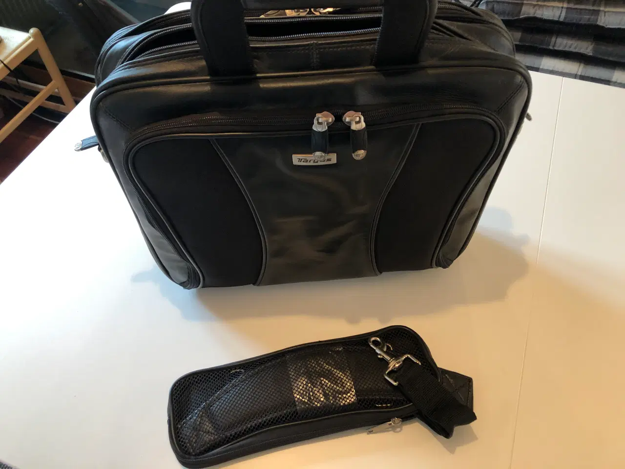 Billede 3 - Sort læder taske til bærbarcomputer