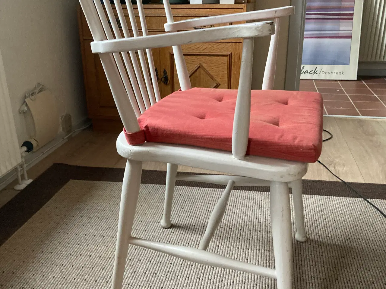 Billede 3 - Hvid træstol med armlæn