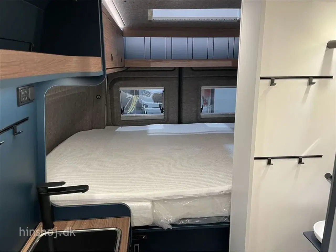 Billede 7 - 2025 - Eriba Car 600 Deep Ocean Blue Aut   Eksklusiv Campervan med automatgear og træk fra Hinshøj Caravan.