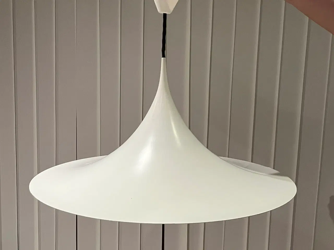 Billede 1 - Hvid trompet lampe - pæn stand Ø60cm