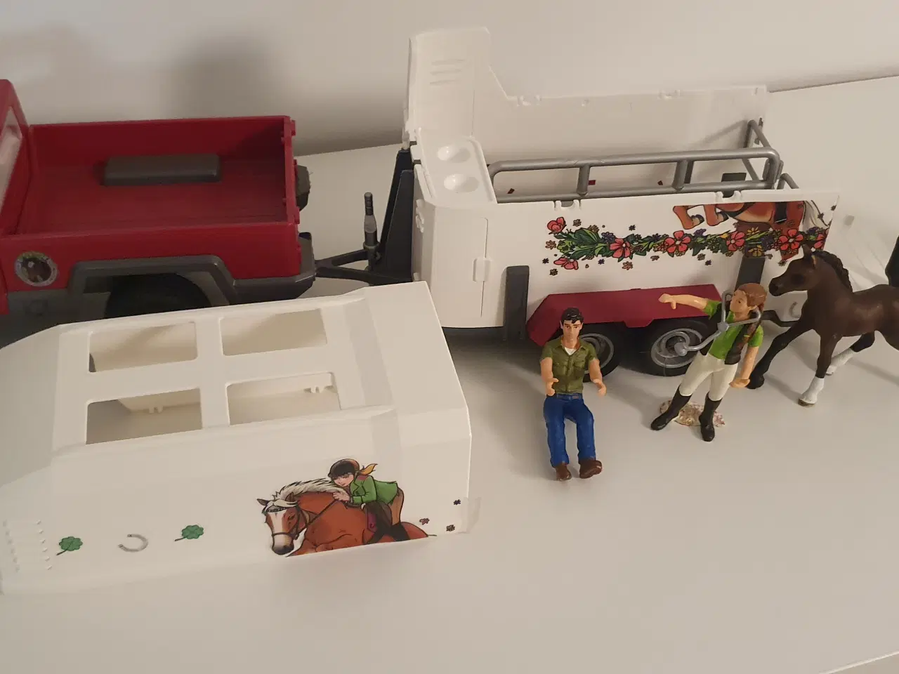 Billede 5 - Schleich bil med hestetrailer med tilbehør. 