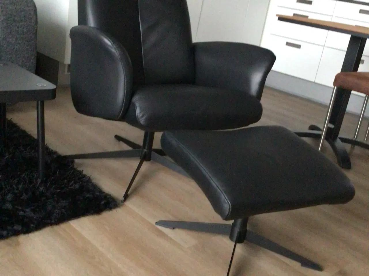 Billede 1 - Vippe / dreje stol med fodskammel