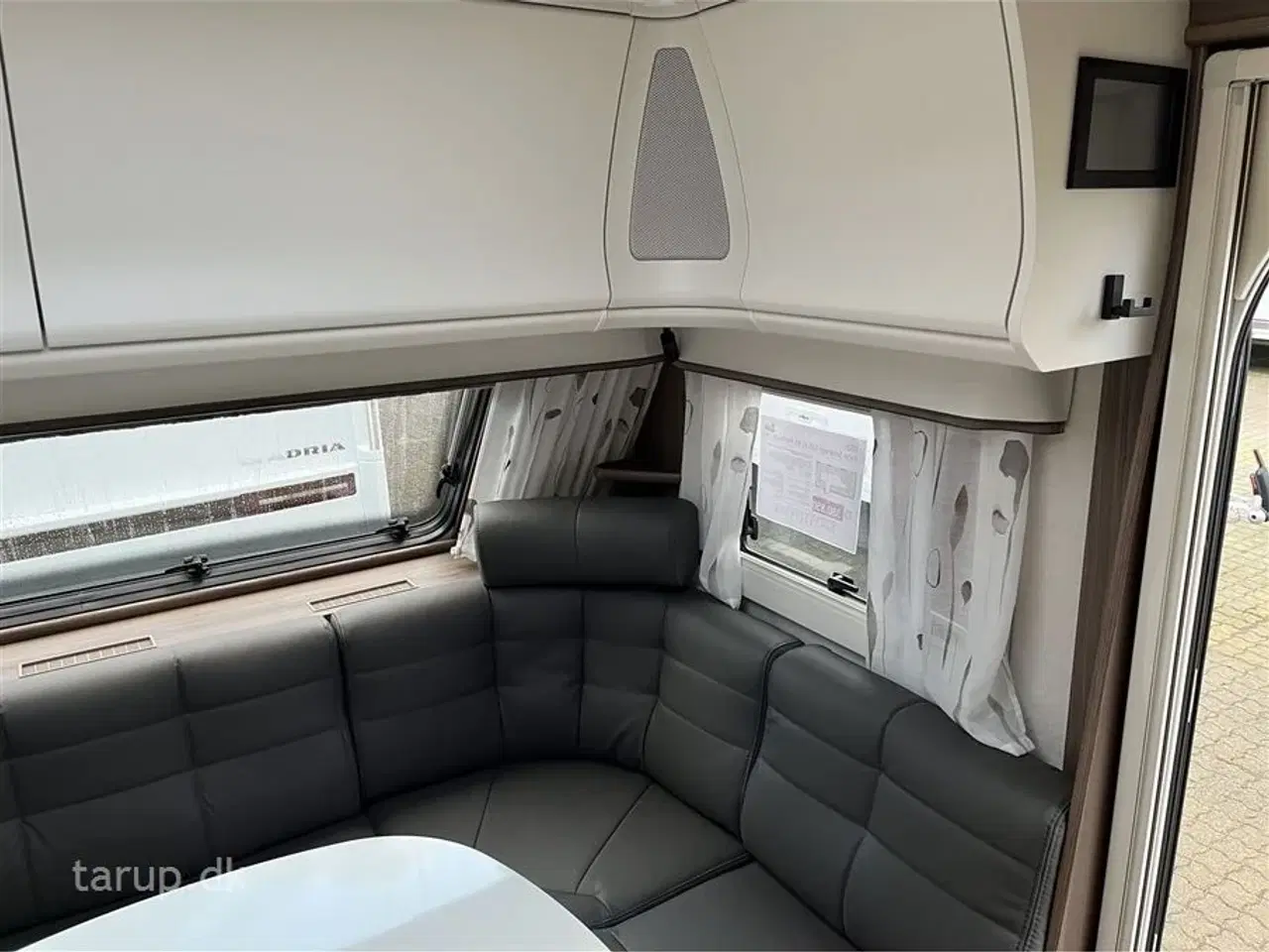 Billede 9 - 2026 - Kabe Smaragd 520 XL KS Premium Line   Fransk seng, rundsiddegruppe i mørkegråt skind, ALDE centralvarme, vandbåren gulvvarme, stort kompressor køleskab