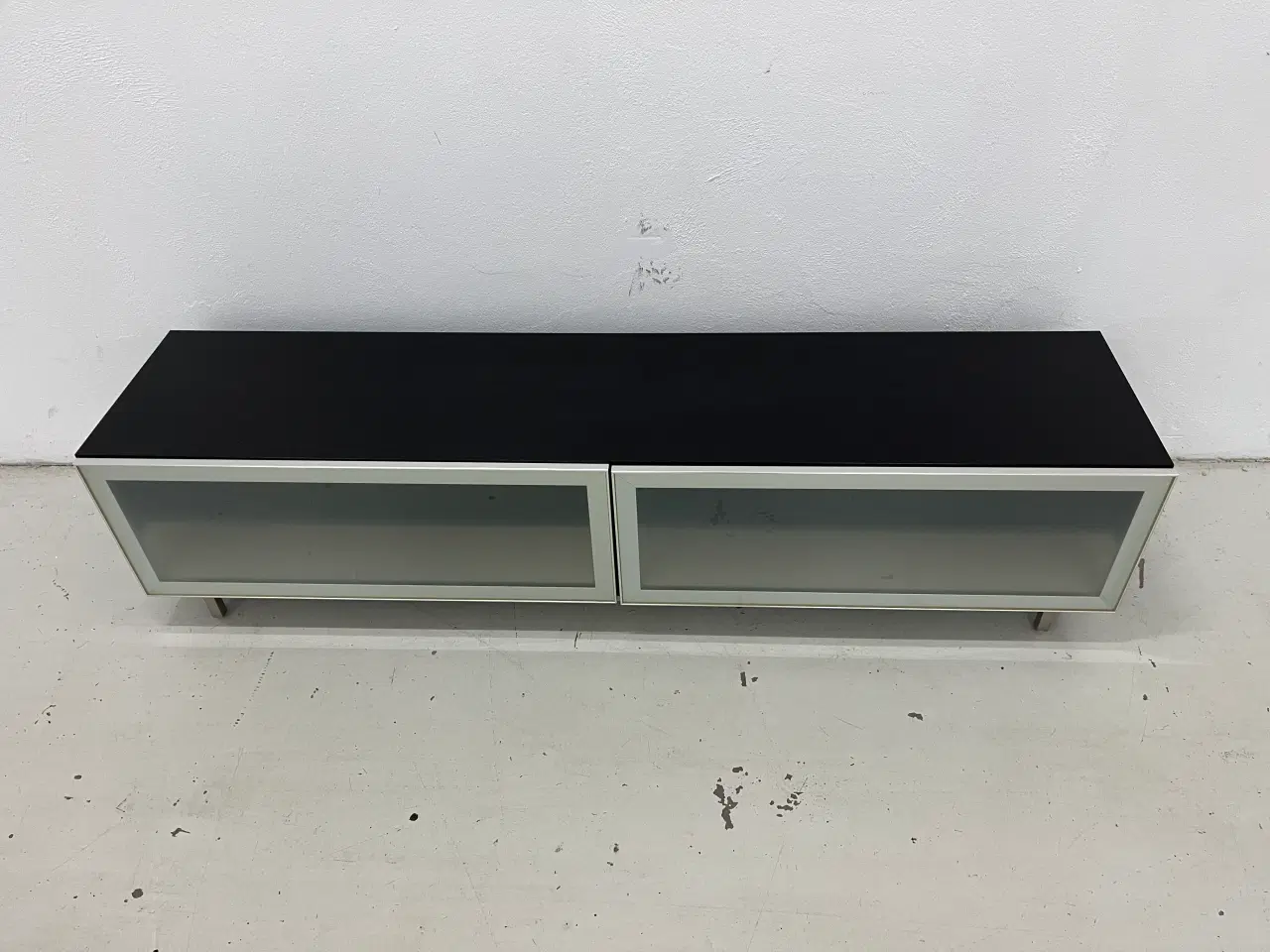 Billede 4 - Boconcept TV/media skænk i sort og med 2 skuffer.