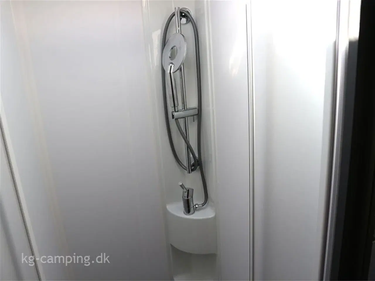 Billede 17 - 2024 - Adria Matrix Axess M670 SL   Nu nedsat med kr.72.709 | Enkeltsenge og sænkeseng i forenden.