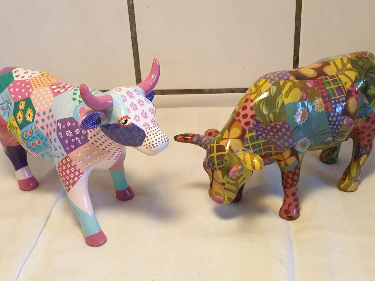 Billede 1 - Cowparade mellem str 2stk150kr