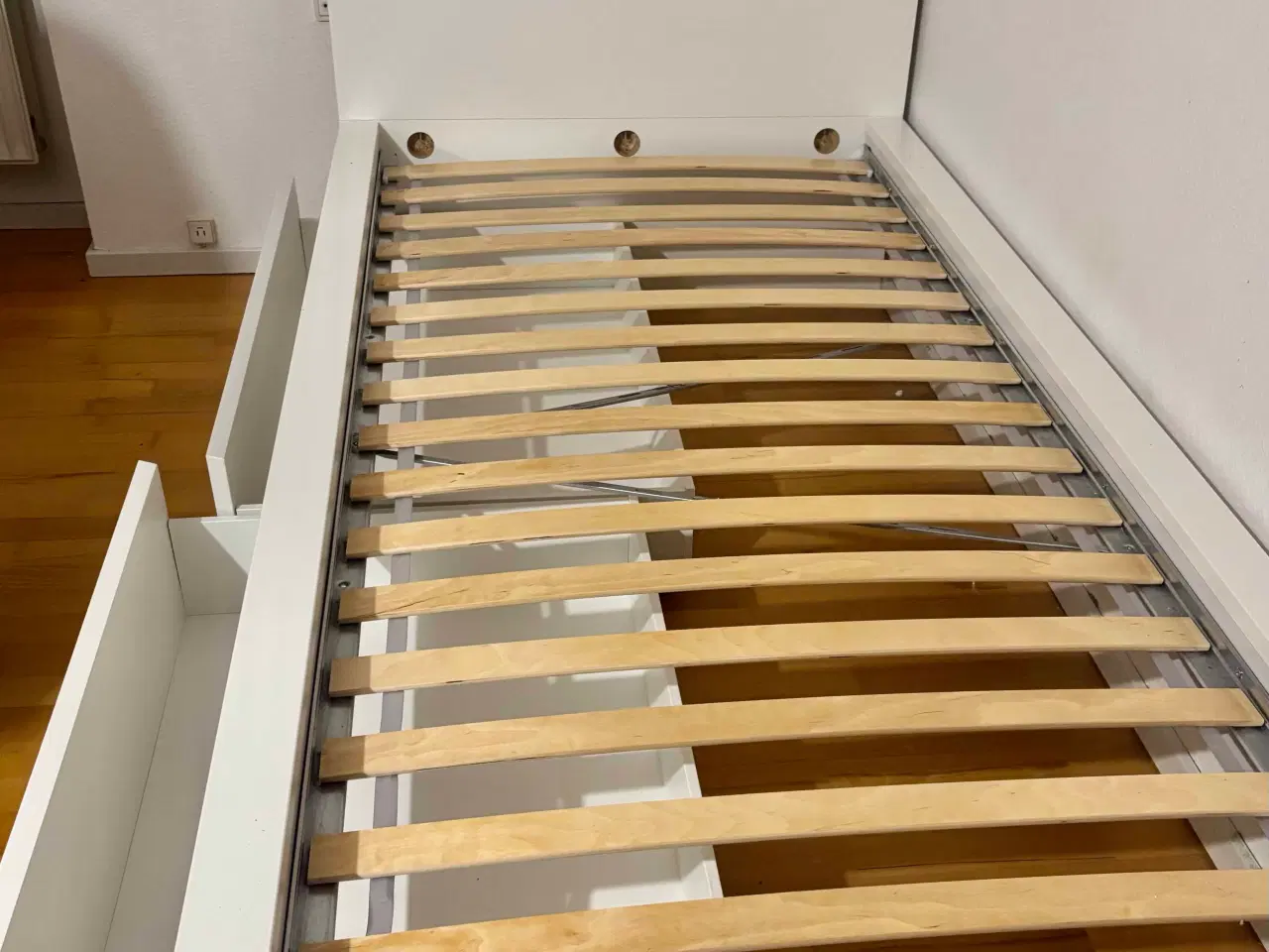 Billede 1 - Hvid seng med skuffer