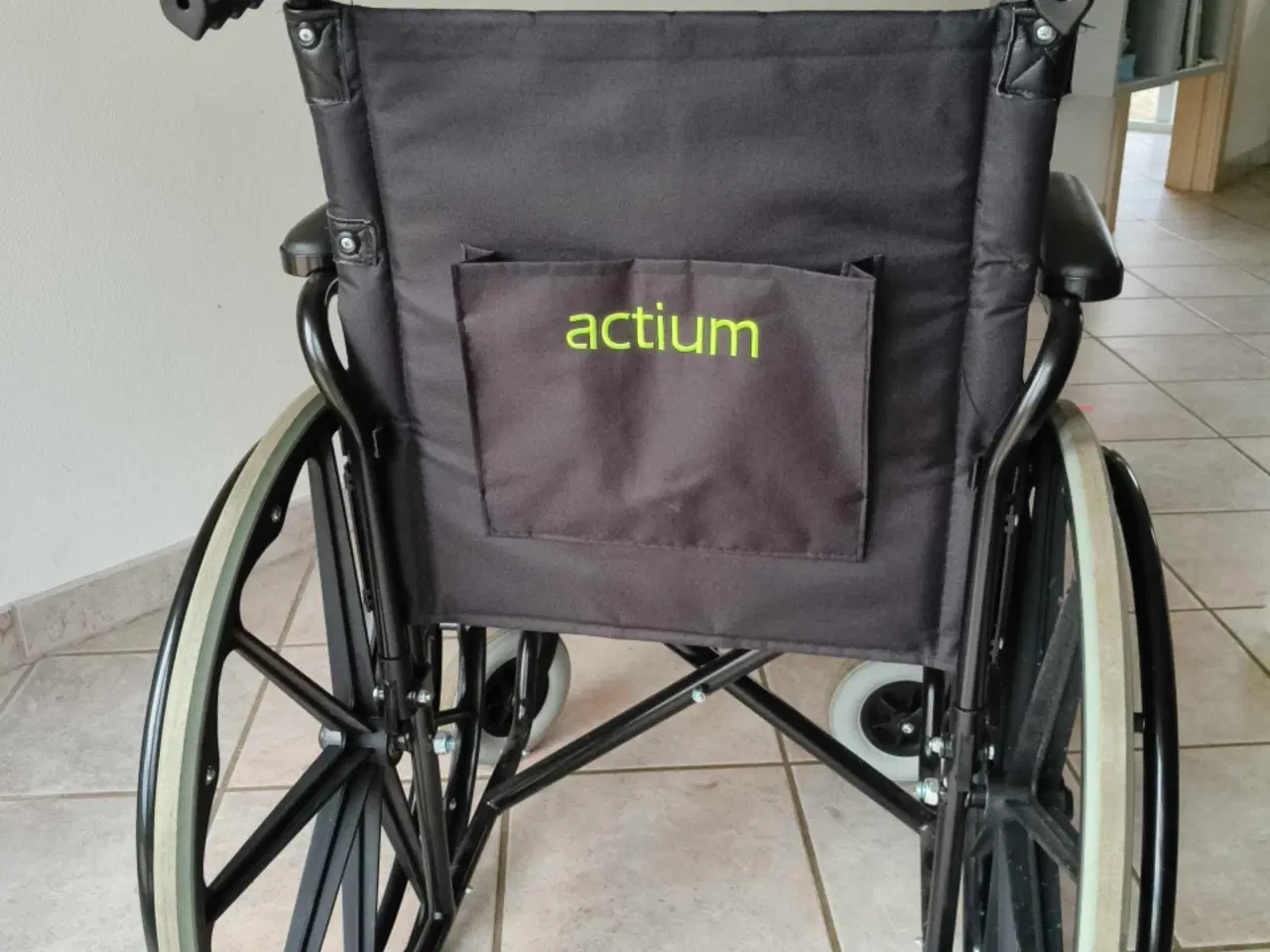 Billede 3 - Brugt kørestol til skolebrug