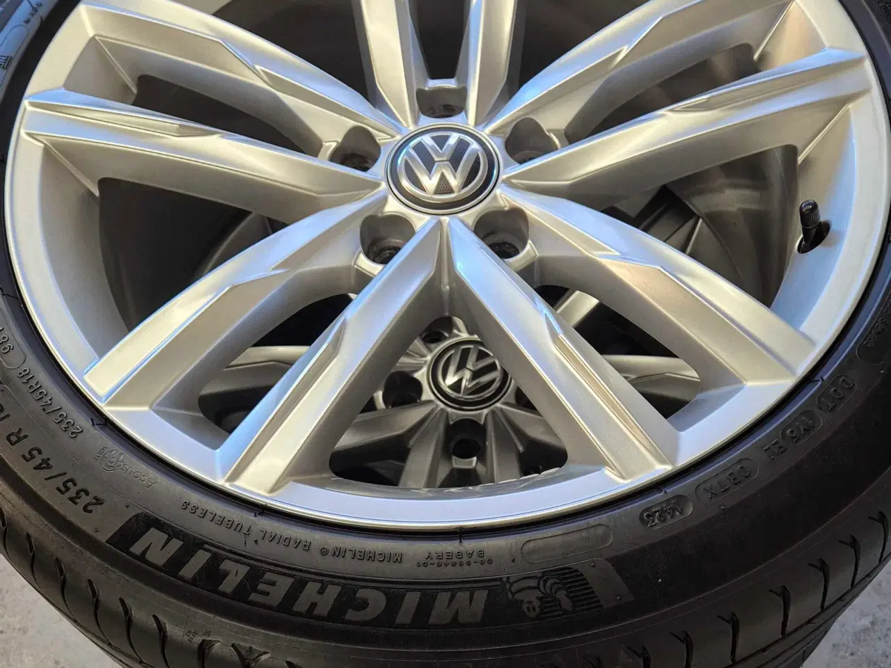 Billede 3 - VW "DARTFORD" ORIGINAL ALUFÆLGE MED NYE SOMMERDÆK 